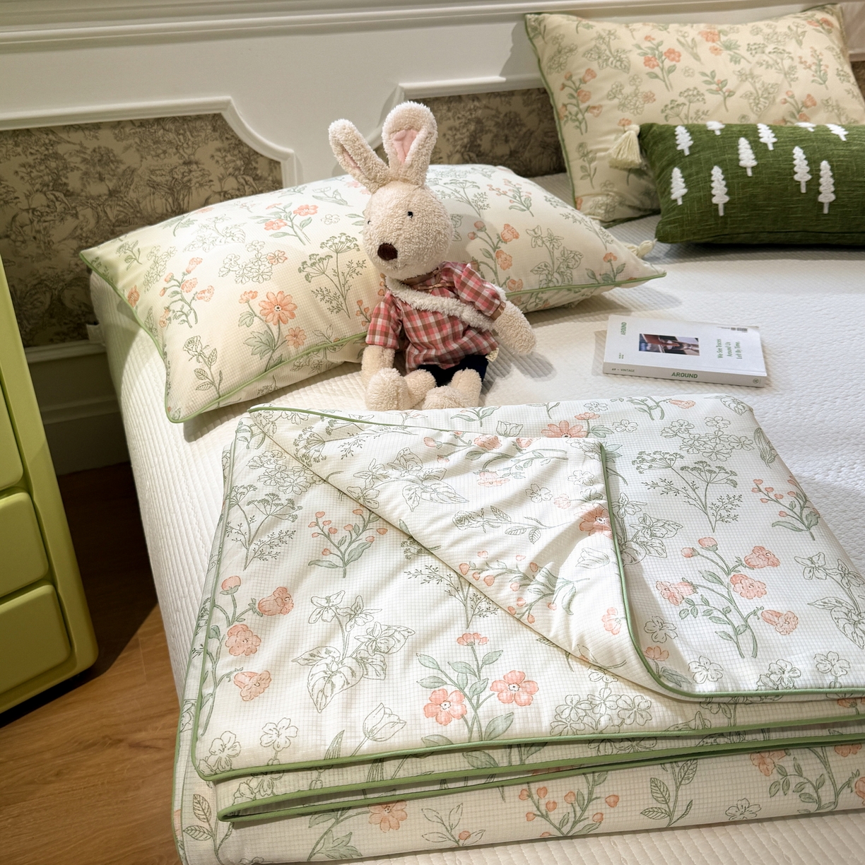 91家纺网 家纺一手货源 找家纺 羚羊语家纺 2026新款凉感丝提花夏凉被（含氨）印花冰淇淋空调被针织棉被夏被冰丝云母凉感西瓜被子被芯 闲庭花叙