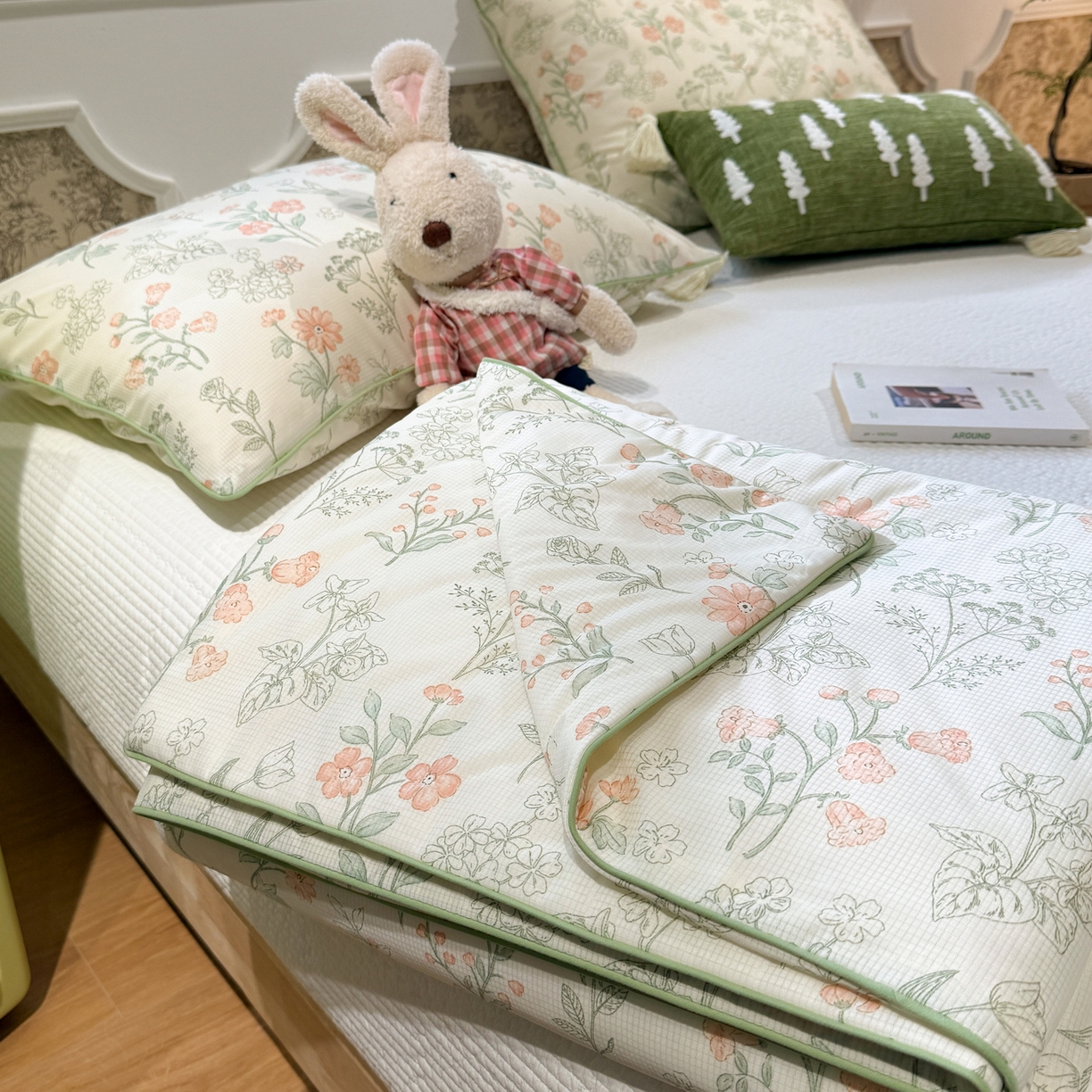 91家纺网 家纺一手货源 找家纺 羚羊语家纺 2026新款凉感丝提花夏凉被（含氨）印花冰淇淋空调被针织棉被夏被冰丝云母凉感西瓜被子被芯 闲庭花叙