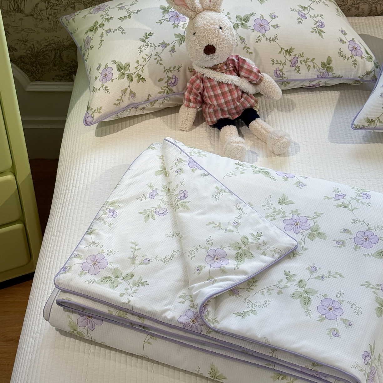 91家纺网 家纺一手货源 找家纺 羚羊语家纺 2026新款凉感丝提花夏凉被（含氨）印花冰淇淋空调被针织棉被夏被冰丝云母凉感西瓜被子被芯 紫藤初绽