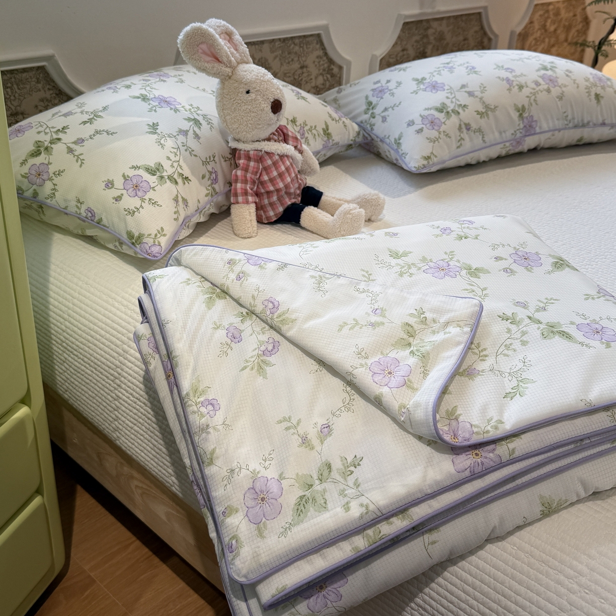 91家纺网 家纺一手货源 找家纺 羚羊语家纺 2026新款凉感丝提花夏凉被（含氨）印花冰淇淋空调被针织棉被夏被冰丝云母凉感西瓜被子被芯 紫藤初绽