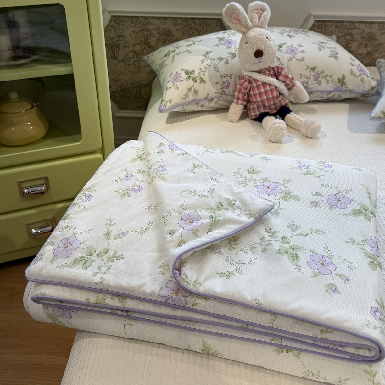 91家纺网 家纺一手货源 找家纺 羚羊语家纺 2026新款凉感丝提花夏凉被（含氨）印花冰淇淋空调被针织棉被夏被冰丝云母凉感西瓜被子被芯 紫藤初绽