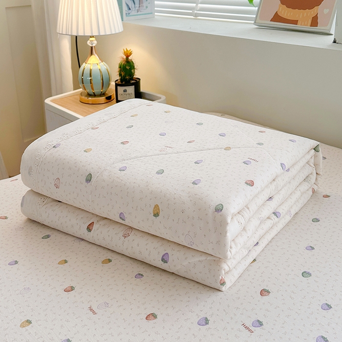 91家纺网 家纺一手货源 找家纺 欧夏家纺 2026新款蕾丝花边款夏被包边夏凉被空调被夏季薄被子直播供货跨境外贸 草莓