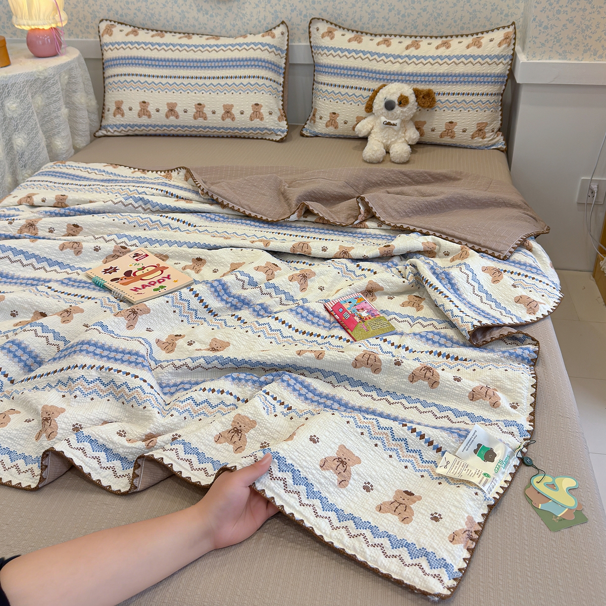 91家纺网 家纺一手货源 找家纺 赫梵茜 2026新款泡芙双层纱三角绣夏被四件套 费尔岛小熊