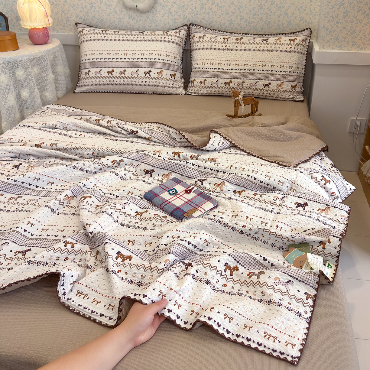 91家纺网 家纺一手货源 找家纺 （总）赫梵茜 2026新款泡芙双层纱三角绣夏被四件套