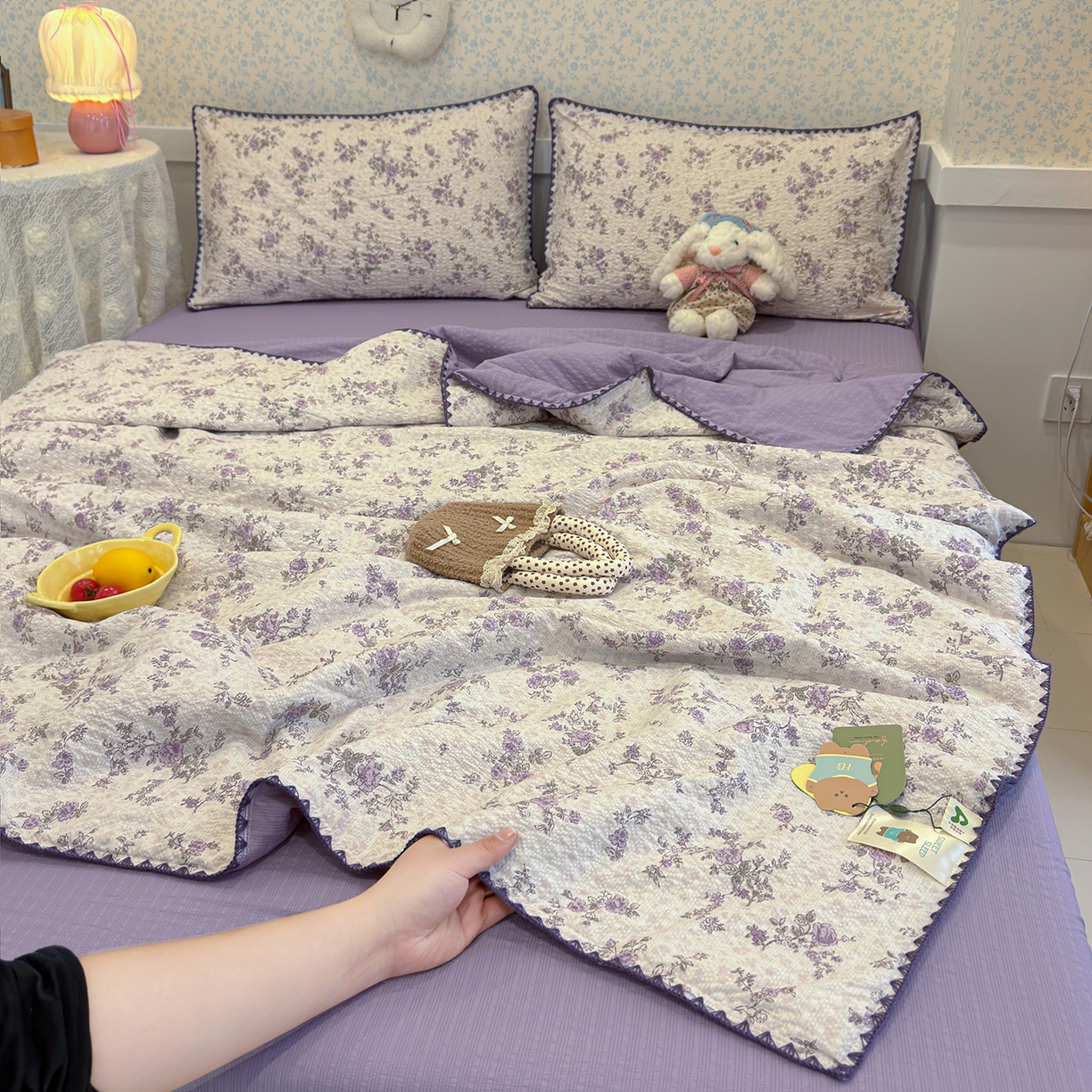 91家纺网 家纺一手货源 找家纺 赫梵茜 2026新款泡芙双层纱三角绣夏被四件套 薰衣草