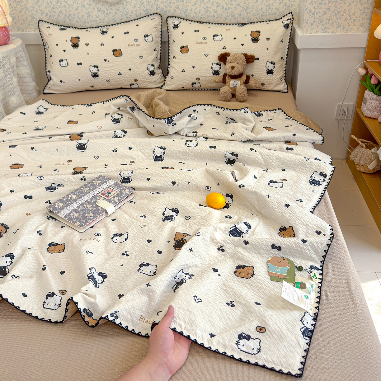 91家纺网 家纺一手货源 找家纺 赫梵茜 2026新款泡芙双层纱三角绣夏被四件套 奥利奥小猫