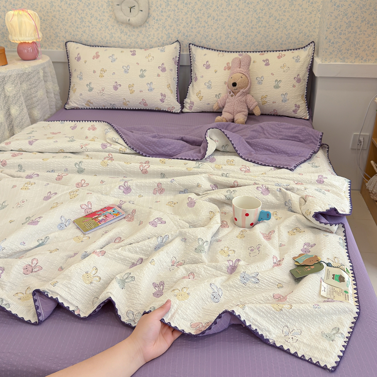 91家纺网 家纺一手货源 找家纺 赫梵茜 2026新款泡芙双层纱三角绣夏被四件套 调皮兔子