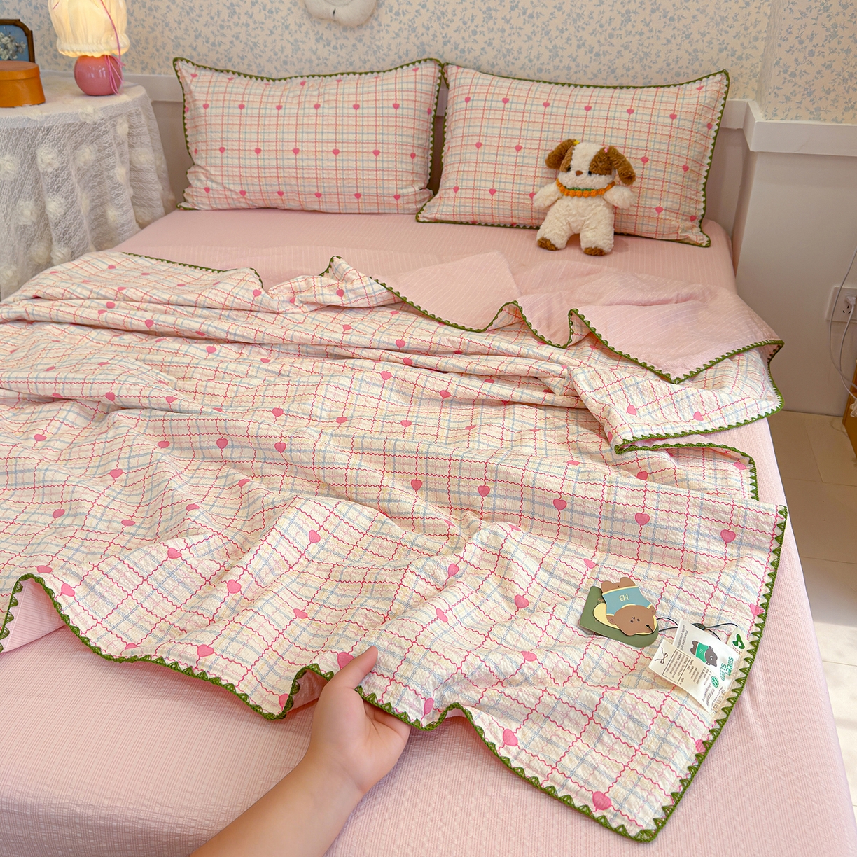 91家纺网 家纺一手货源 找家纺 赫梵茜 2026新款泡芙双层纱三角绣夏被四件套 格子爱心