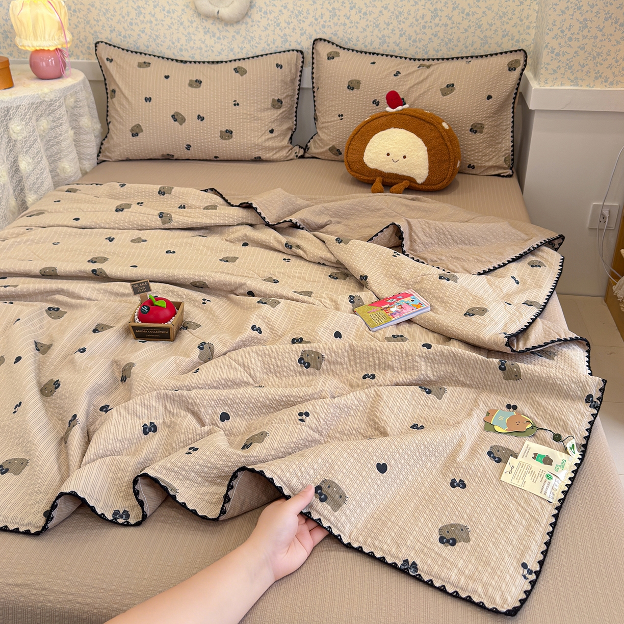 91家纺网 家纺一手货源 找家纺 赫梵茜 2026新款泡芙双层纱三角绣夏被四件套 咖啡小猫