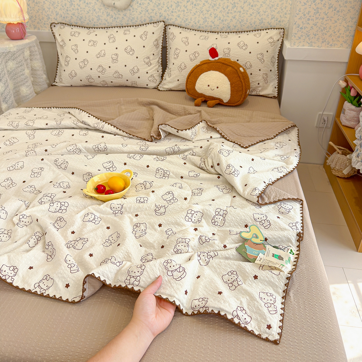 91家纺网 家纺一手货源 找家纺 赫梵茜 2026新款泡芙双层纱三角绣夏被四件套 可爱小奶猫