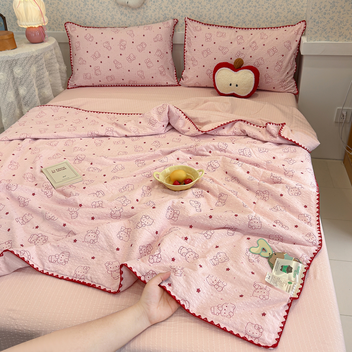 91家纺网 家纺一手货源 找家纺 赫梵茜 2026新款泡芙双层纱三角绣夏被四件套 描线小猫-粉