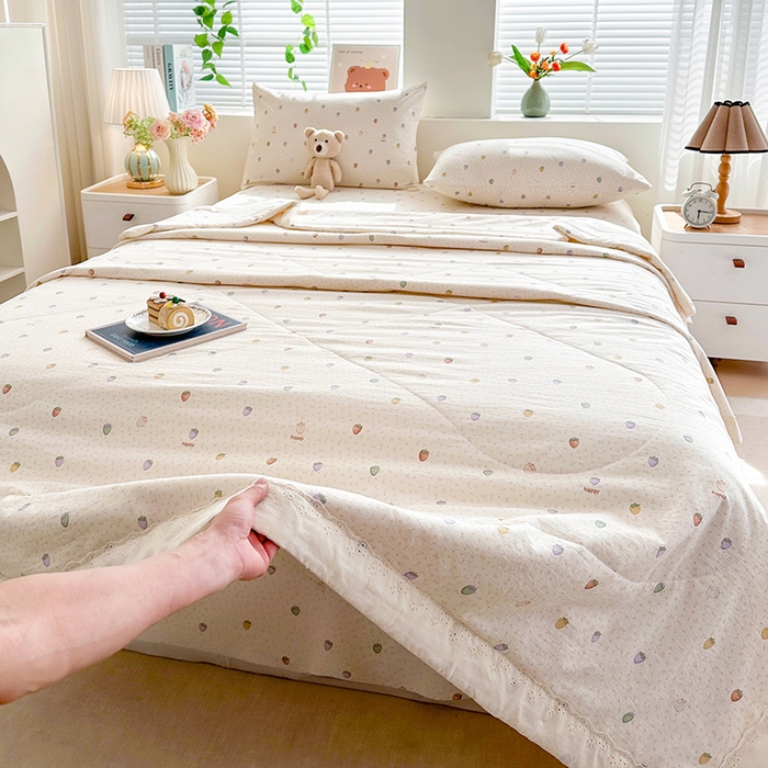 91家纺网 家纺一手货源 找家纺 欧夏家纺 2026新款蕾丝花边款夏被包边夏凉被空调被夏季薄被子直播供货跨境外贸 草莓