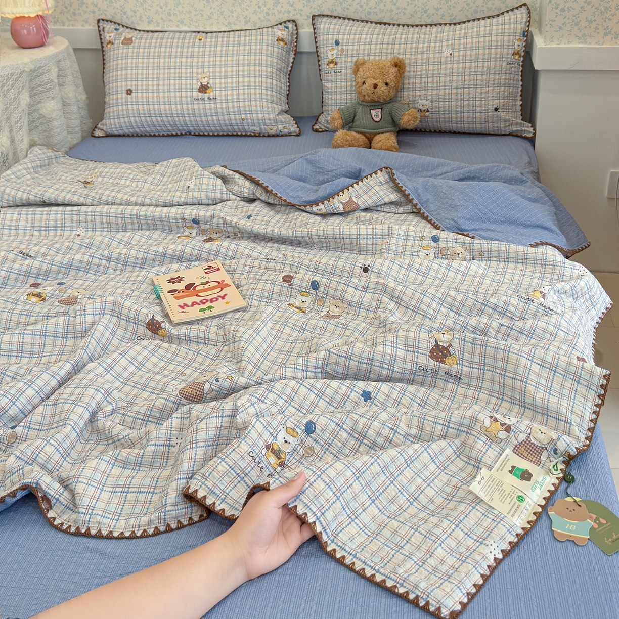 91家纺网 家纺一手货源 找家纺 赫梵茜 2026新款泡芙双层纱三角绣夏被四件套 童话小熊