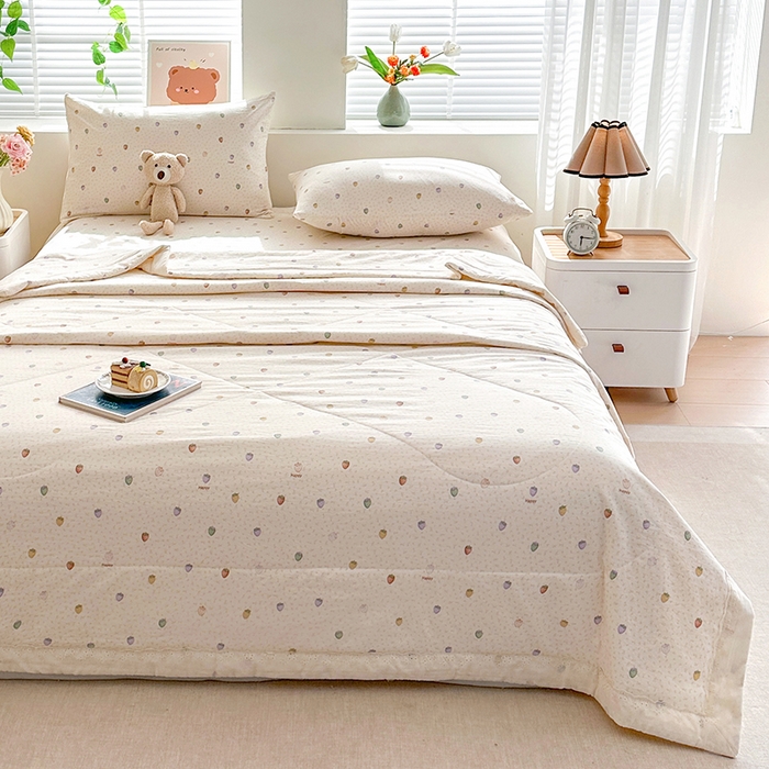 91家纺网 家纺一手货源 找家纺 欧夏家纺 2026新款蕾丝花边款夏被包边夏凉被空调被夏季薄被子直播供货跨境外贸 草莓