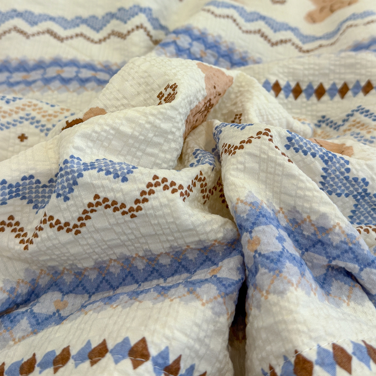 91家纺网 家纺一手货源 找家纺 赫梵茜 2026新款泡芙双层纱三角绣夏被四件套 费尔岛小熊