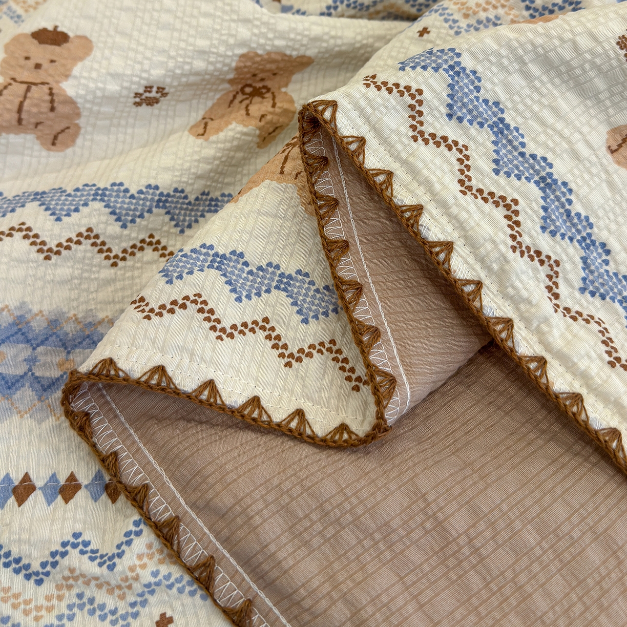 91家纺网 家纺一手货源 找家纺 赫梵茜 2026新款泡芙双层纱三角绣夏被四件套 费尔岛小熊