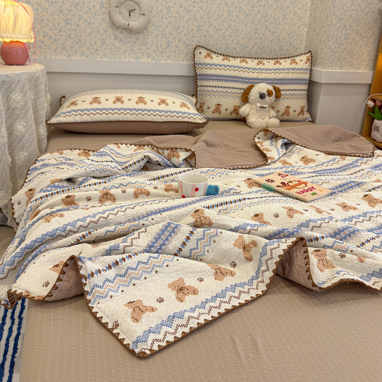 91家纺网 家纺一手货源 找家纺 赫梵茜 2026新款泡芙双层纱三角绣夏被四件套 费尔岛小熊