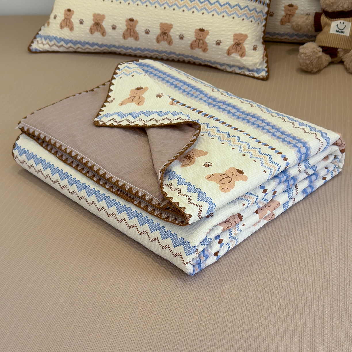 91家纺网 家纺一手货源 找家纺 赫梵茜 2026新款泡芙双层纱三角绣夏被四件套 费尔岛小熊