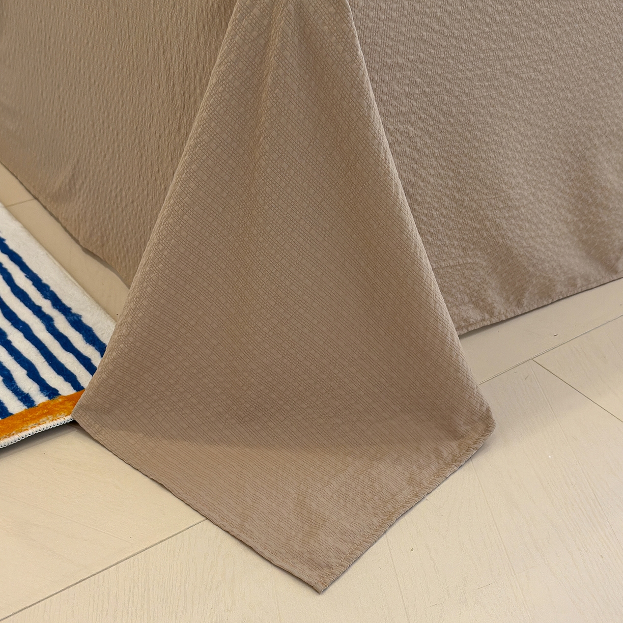 91家纺网 家纺一手货源 找家纺 赫梵茜 2026新款泡芙双层纱三角绣夏被四件套 费尔岛小熊