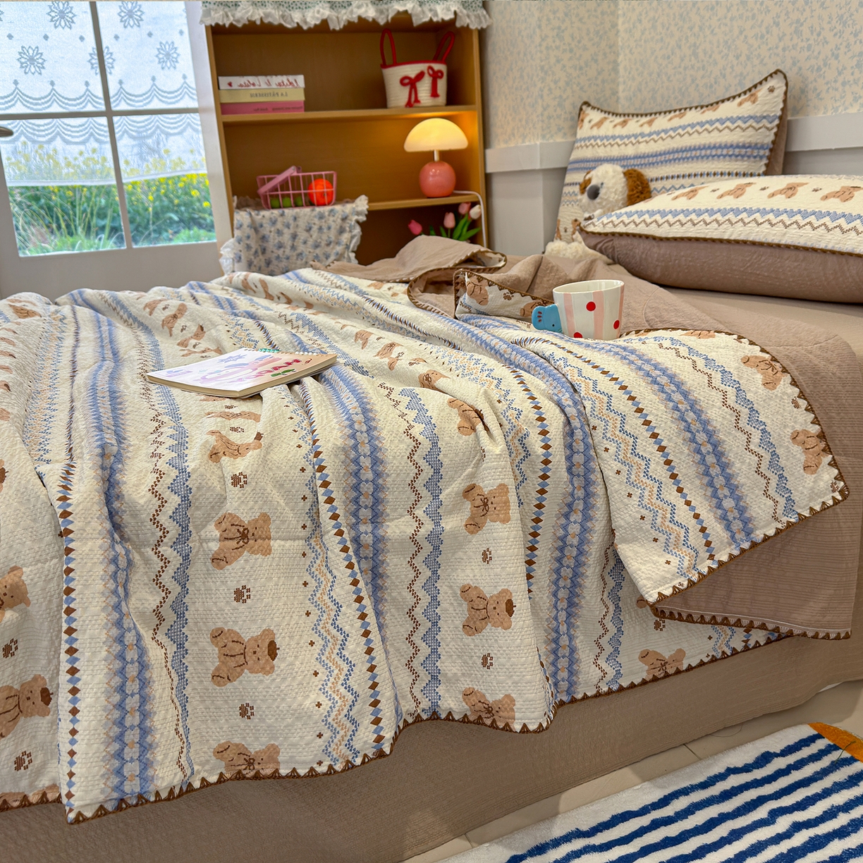 91家纺网 家纺一手货源 找家纺 赫梵茜 2026新款泡芙双层纱三角绣夏被四件套 费尔岛小熊