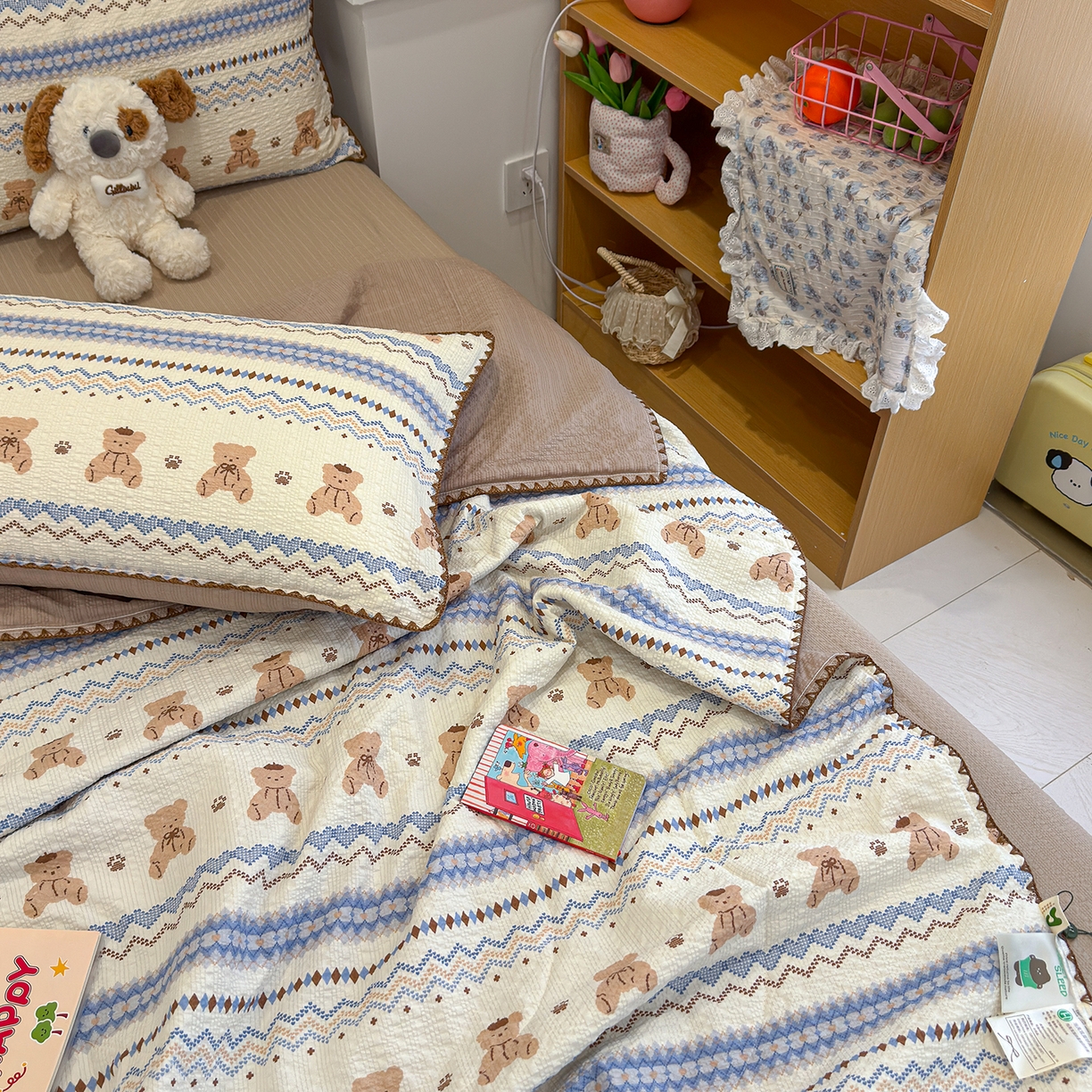 91家纺网 家纺一手货源 找家纺 赫梵茜 2026新款泡芙双层纱三角绣夏被四件套 费尔岛小熊