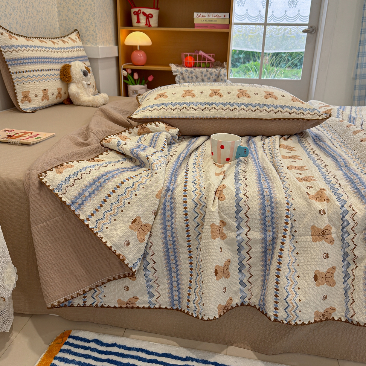 91家纺网 家纺一手货源 找家纺 赫梵茜 2026新款泡芙双层纱三角绣夏被四件套 费尔岛小熊