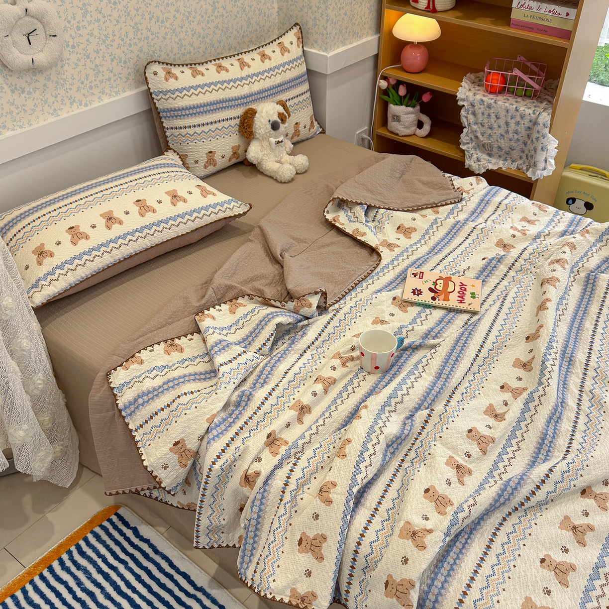 91家纺网 家纺一手货源 找家纺 赫梵茜 2026新款泡芙双层纱三角绣夏被四件套 费尔岛小熊