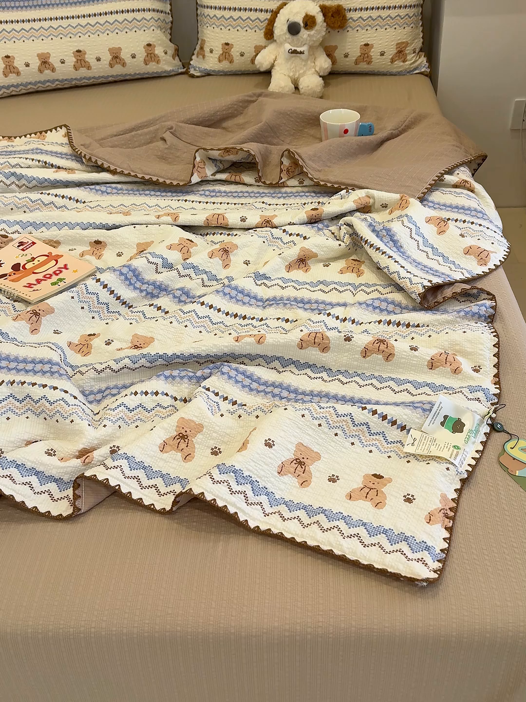 91家纺网 家纺一手货源 找家纺 赫梵茜 2026新款泡芙双层纱三角绣夏被四件套 费尔岛小熊