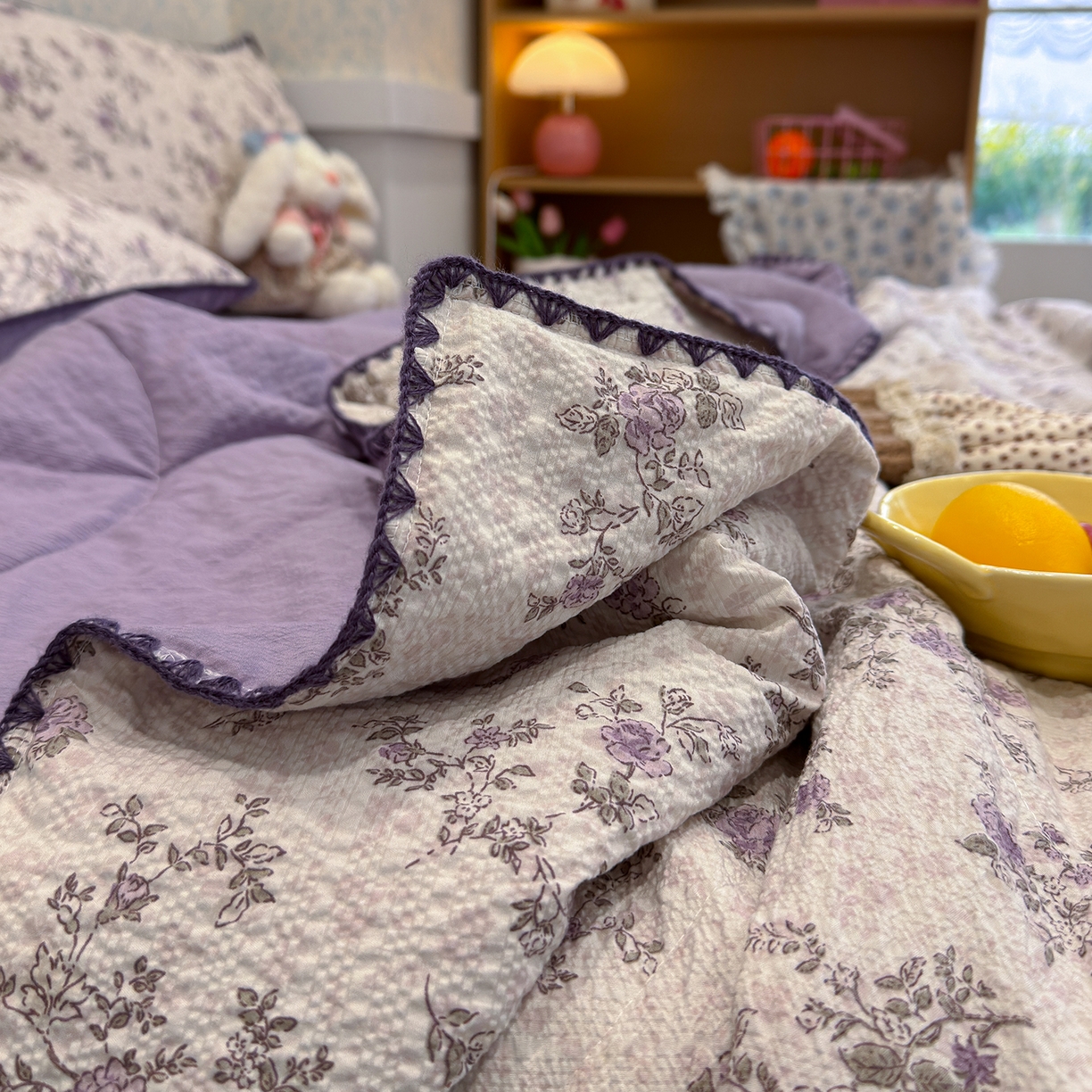 91家纺网 家纺一手货源 找家纺 赫梵茜 2026新款泡芙双层纱三角绣夏被四件套 薰衣草