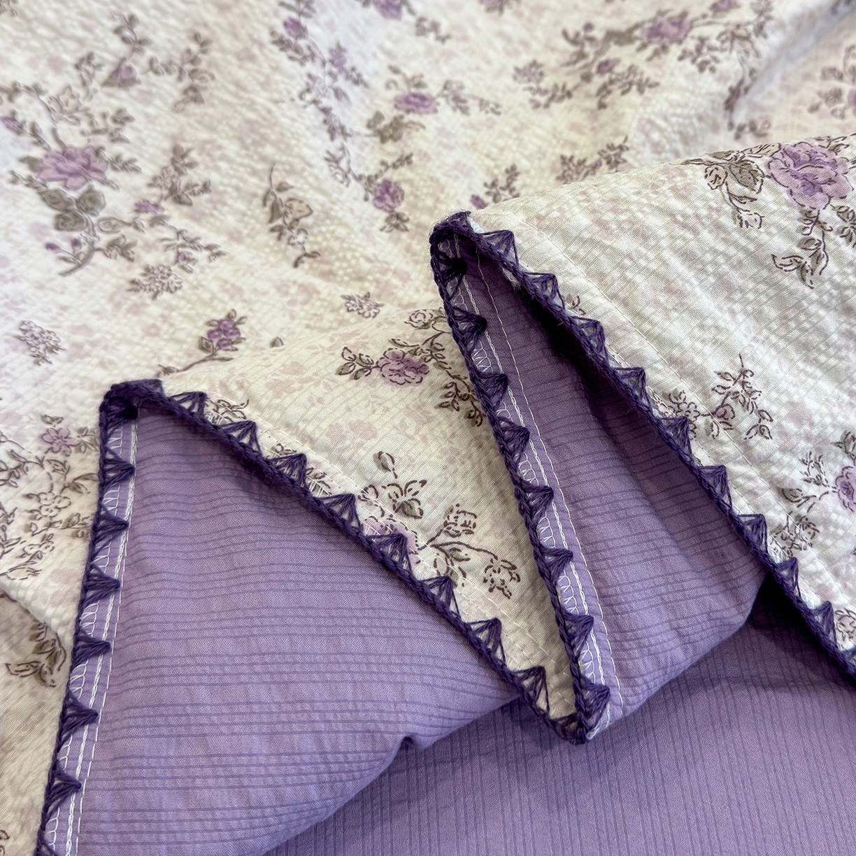 91家纺网 家纺一手货源 找家纺 赫梵茜 2026新款泡芙双层纱三角绣夏被四件套 薰衣草