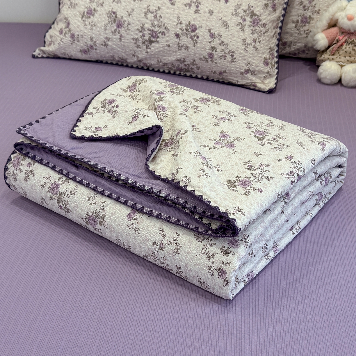 91家纺网 家纺一手货源 找家纺 赫梵茜 2026新款泡芙双层纱三角绣夏被四件套 薰衣草