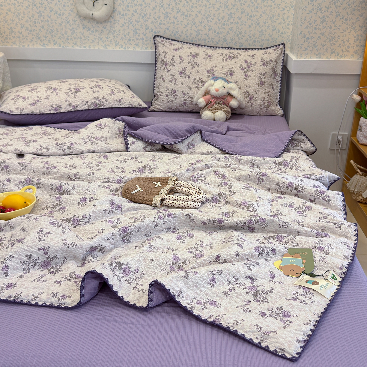 91家纺网 家纺一手货源 找家纺 赫梵茜 2026新款泡芙双层纱三角绣夏被四件套 薰衣草