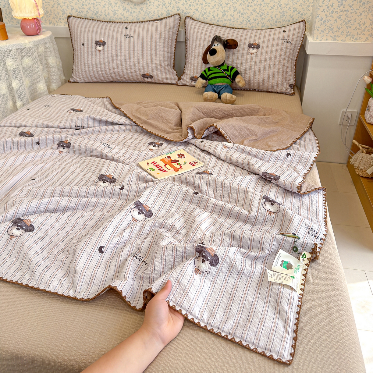 赫梵茜 2026新款泡芙双层纱三角绣夏被四件套 焦糖旺仔对