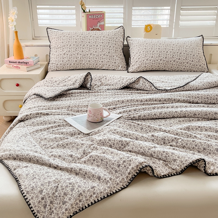 91家纺网 家纺一手货源 找家纺 阳光被业 2026新款100%棉花双层纱夏被新疆棉花空调被可机洗夏凉被绣边踩棉工艺 花海--灰