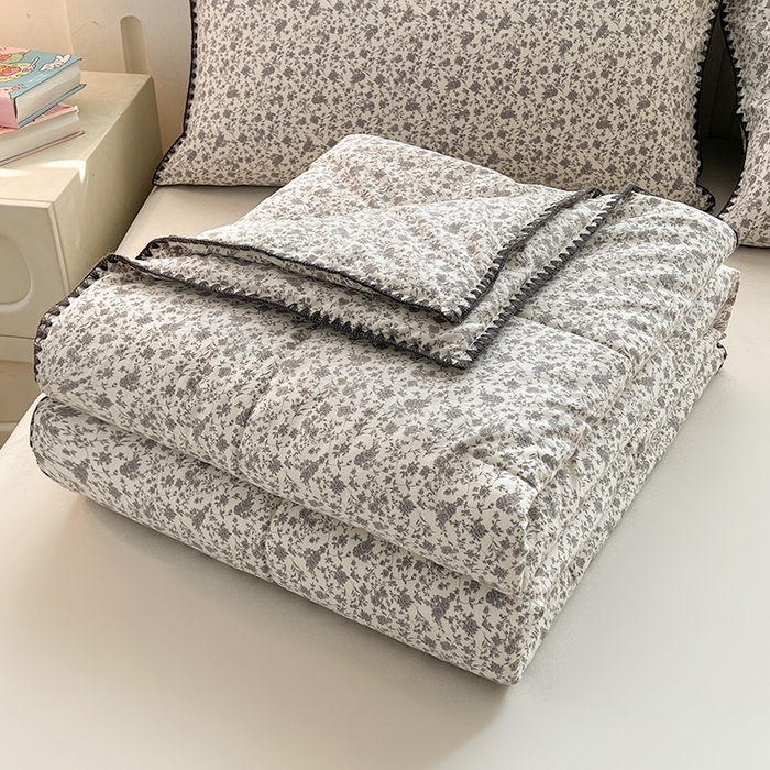 91家纺网 家纺一手货源 找家纺 阳光被业 2026新款100%棉花双层纱夏被新疆棉花空调被可机洗夏凉被绣边踩棉工艺 花海--灰