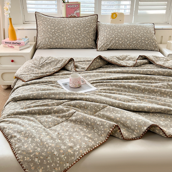 91家纺网 家纺一手货源 找家纺 阳光被业 2026新款100%棉花双层纱夏被新疆棉花空调被可机洗夏凉被绣边踩棉工艺 寻觅花香