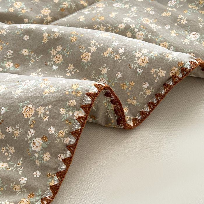 91家纺网 家纺一手货源 找家纺 阳光被业 2026新款100%棉花双层纱夏被新疆棉花空调被可机洗夏凉被绣边踩棉工艺 寻觅花香