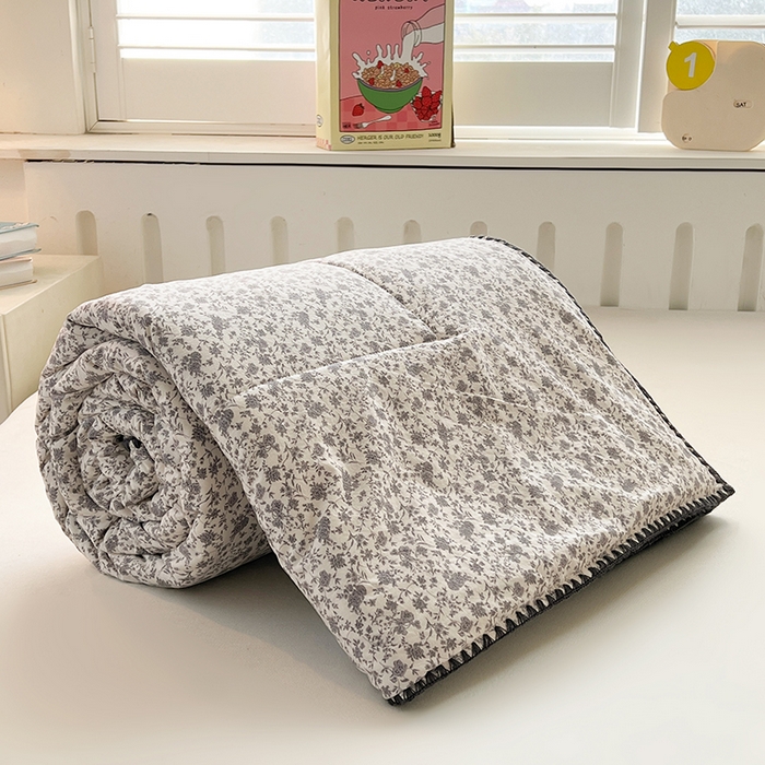 91家纺网 家纺一手货源 找家纺 阳光被业 2026新款100%棉花双层纱夏被新疆棉花空调被可机洗夏凉被绣边踩棉工艺 花海--灰