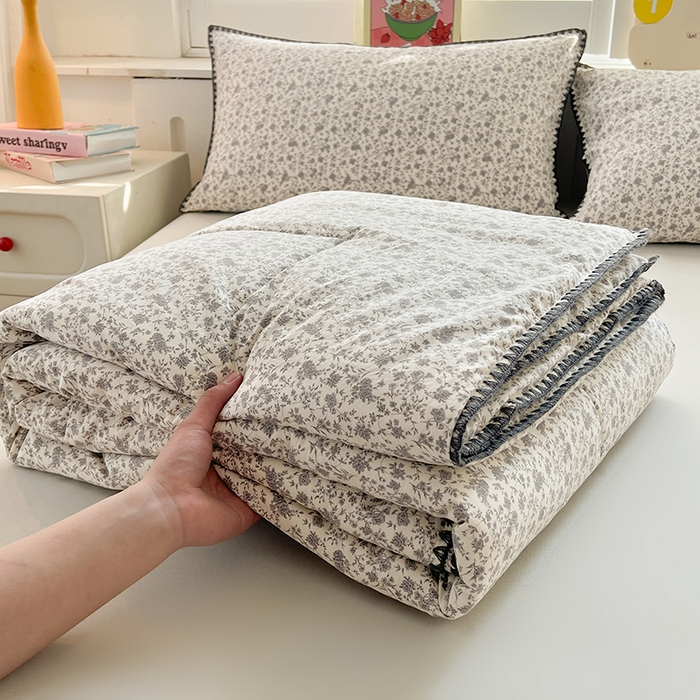 91家纺网 家纺一手货源 找家纺 阳光被业 2026新款100%棉花双层纱夏被新疆棉花空调被可机洗夏凉被绣边踩棉工艺 花海--灰