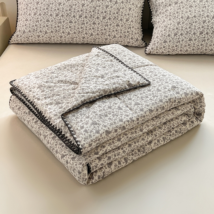 91家纺网 家纺一手货源 找家纺 阳光被业 2026新款100%棉花双层纱夏被新疆棉花空调被可机洗夏凉被绣边踩棉工艺 花海--灰