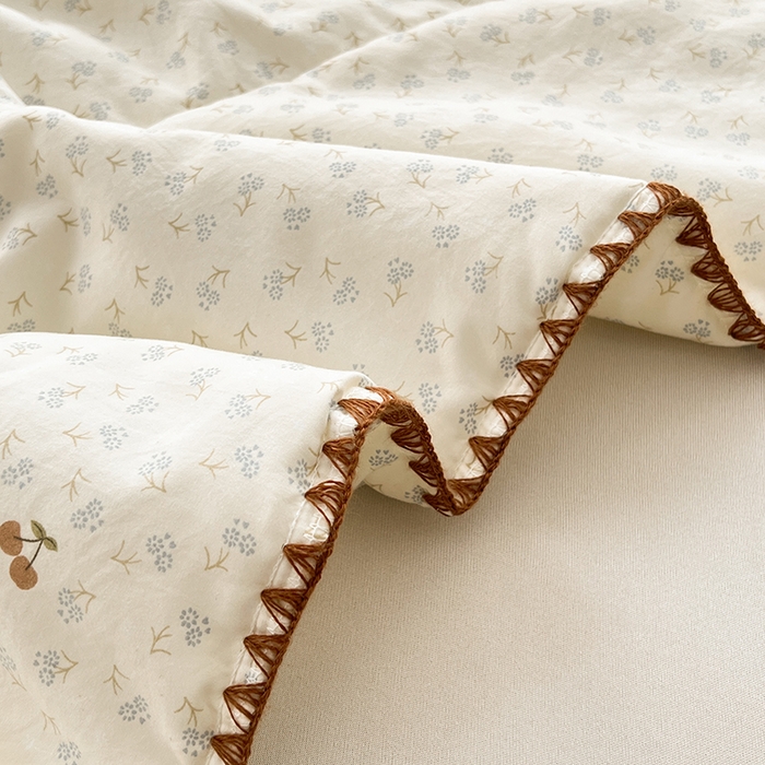 91家纺网 家纺一手货源 找家纺 阳光被业 2026新款100%棉花双层纱夏被新疆棉花空调被可机洗夏凉被绣边踩棉工艺 富贵樱桃