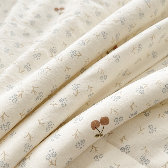 91家纺网 家纺一手货源 找家纺 阳光被业 2026新款100%棉花双层纱夏被新疆棉花空调被可机洗夏凉被绣边踩棉工艺 富贵樱桃