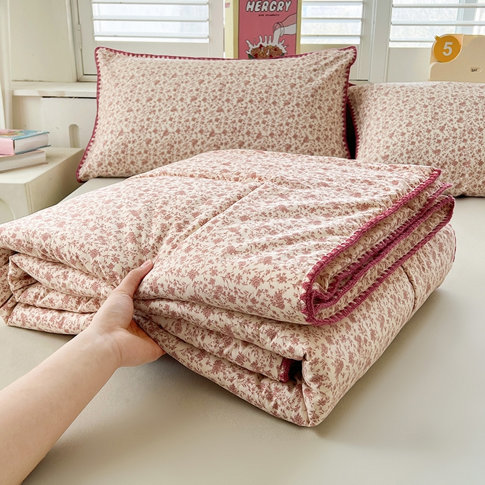 91家纺网 家纺一手货源 找家纺 阳光被业 2026新款100%棉花双层纱夏被新疆棉花空调被可机洗夏凉被绣边踩棉工艺 花海--粉
