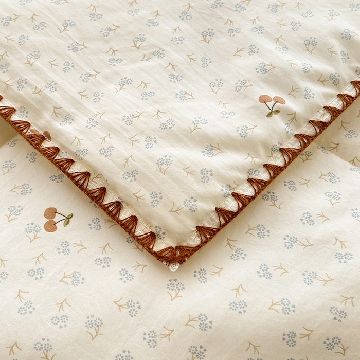 91家纺网 家纺一手货源 找家纺 阳光被业 2026新款100%棉花双层纱夏被新疆棉花空调被可机洗夏凉被绣边踩棉工艺 富贵樱桃