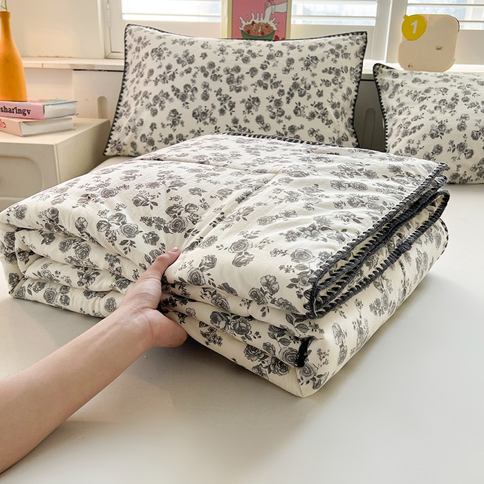 91家纺网 家纺一手货源 找家纺 阳光被业 2026新款100%棉花双层纱夏被新疆棉花空调被可机洗夏凉被绣边踩棉工艺 繁花似锦