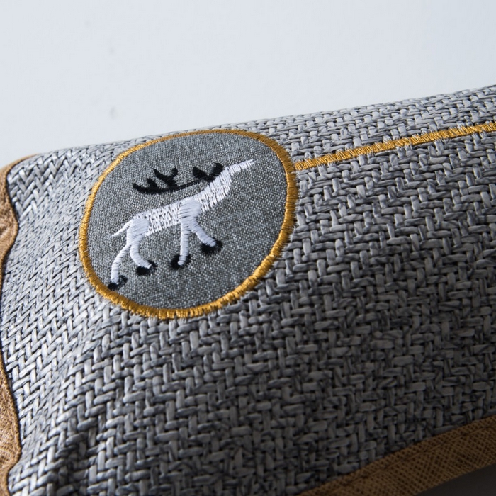 91家纺网 家纺一手货源 找家纺 莉迪娅 2025新款保健枕头茶叶颈椎枕头竹片护颈枕小圆枕骨头枕 一路有你灰色