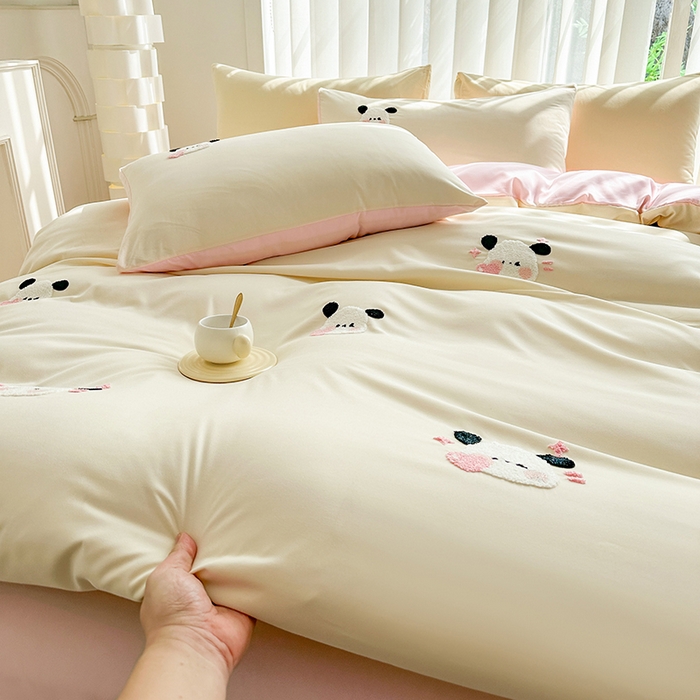 91家纺网 家纺一手货源 找家纺 眷恋家纺 2026新款卡通毛巾绣水洗棉四件套 迷你狗-米黄+浅粉