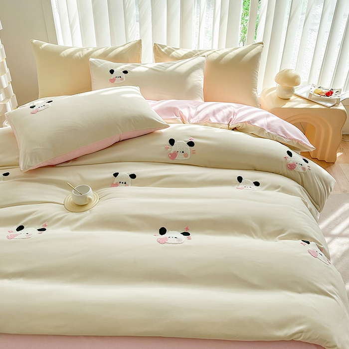 91家纺网 家纺一手货源 找家纺 眷恋家纺 2026新款卡通毛巾绣水洗棉四件套 迷你狗-米黄+浅粉