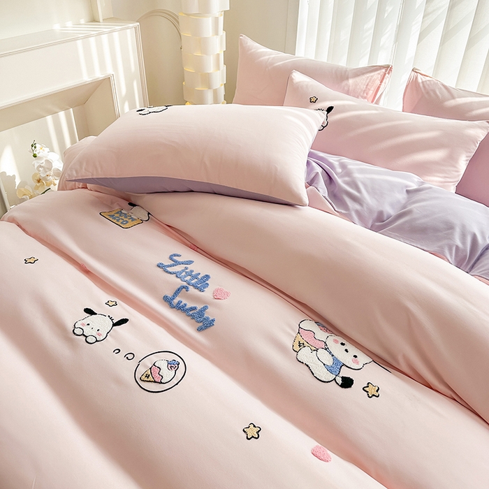 91家纺网 家纺一手货源 找家纺 眷恋家纺 2026新款卡通毛巾绣水洗棉四件套 小幸运-浅粉+紫