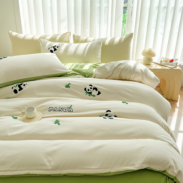 91家纺网 家纺一手货源 找家纺 眷恋家纺 2026新款卡通毛巾绣水洗棉四件套 熊猫-米黄+云川绿